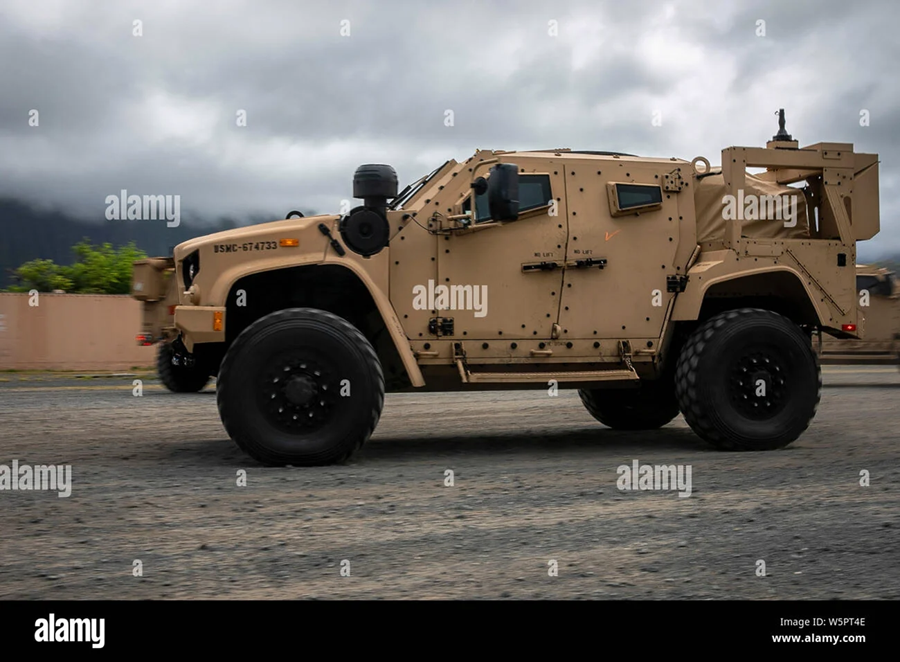 Броневиков JLTV