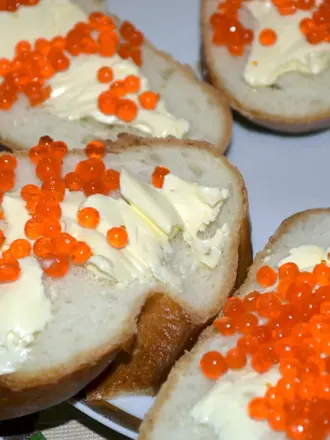 Бутерброд с маслом и икрой