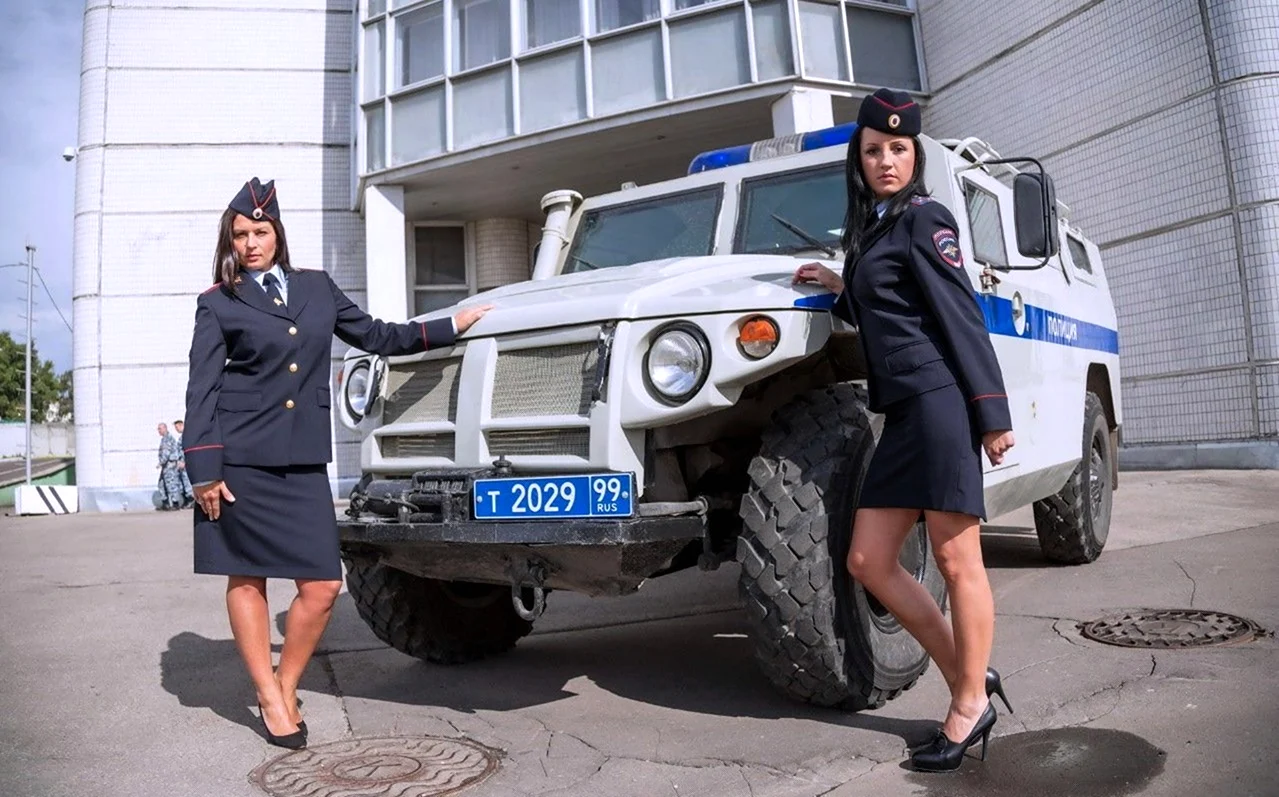 Девушка на полицейской машине