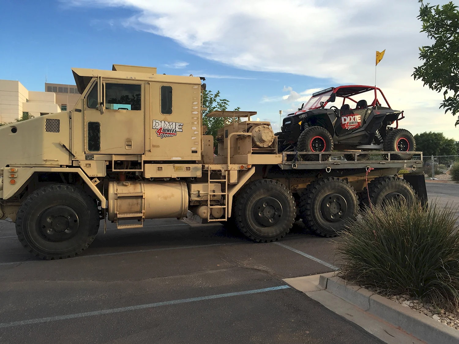 Грузовик Oshkosh m1070