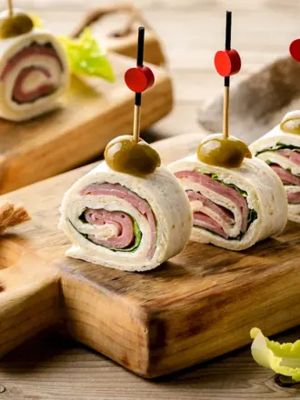 Канапе ветчинные рулетики