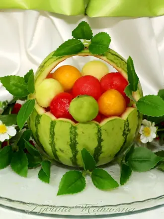 Корзинка из дыни