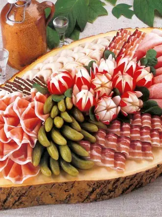 Красивая мясная нарезка