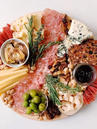 Красивая тарелка с закусками