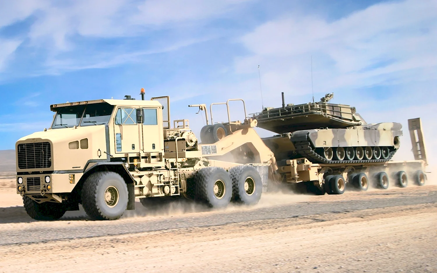 M1070 Oshkosh тягач