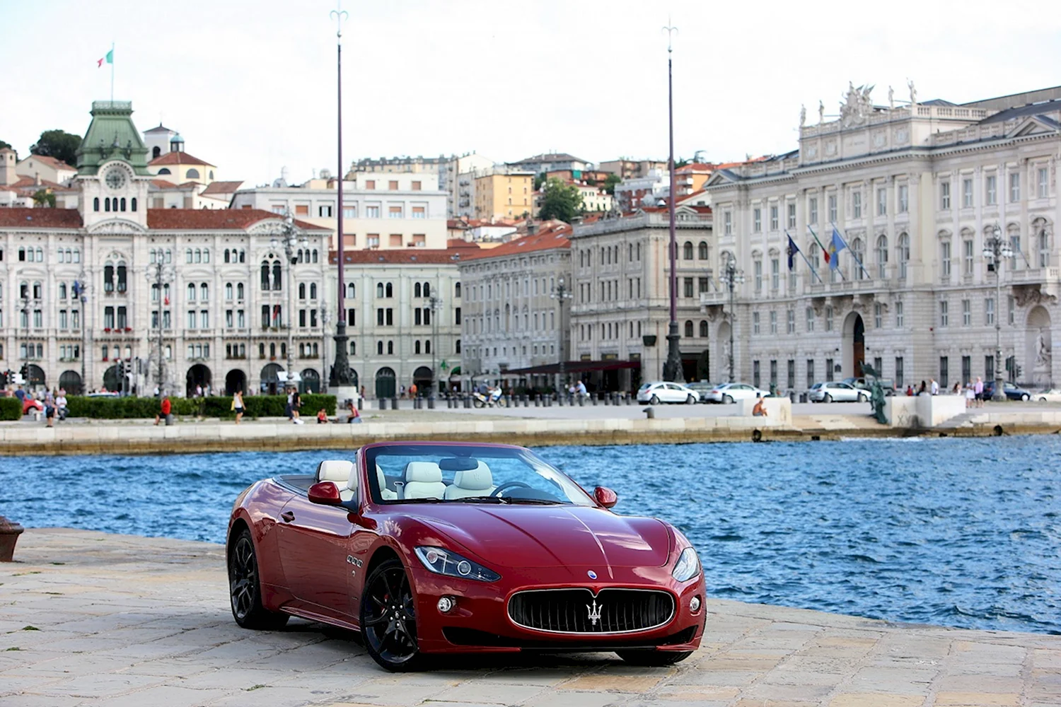 Maserati GRANCABRIO красный