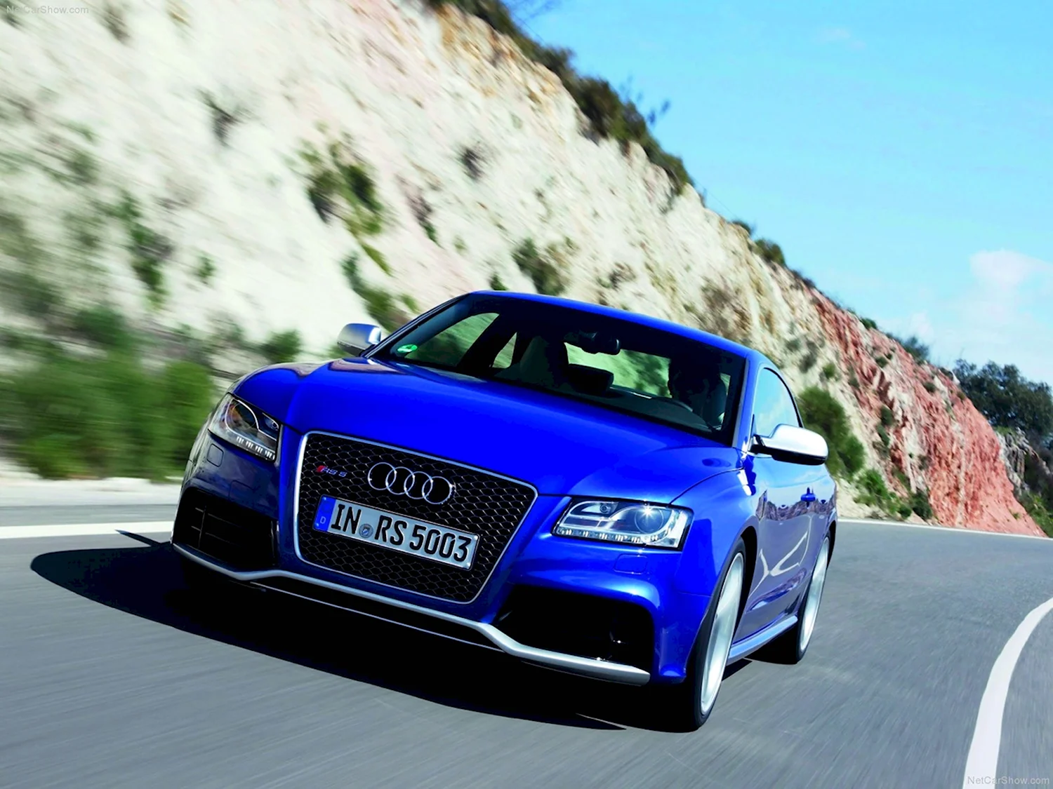 Машина Audi rs5