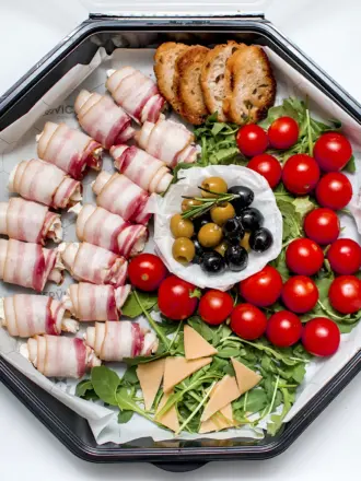 Менажница с закусками
