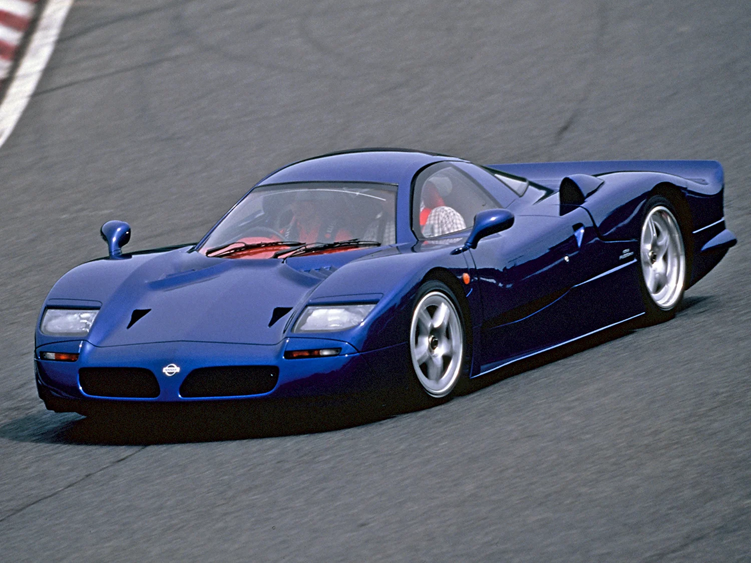 Nissan r390