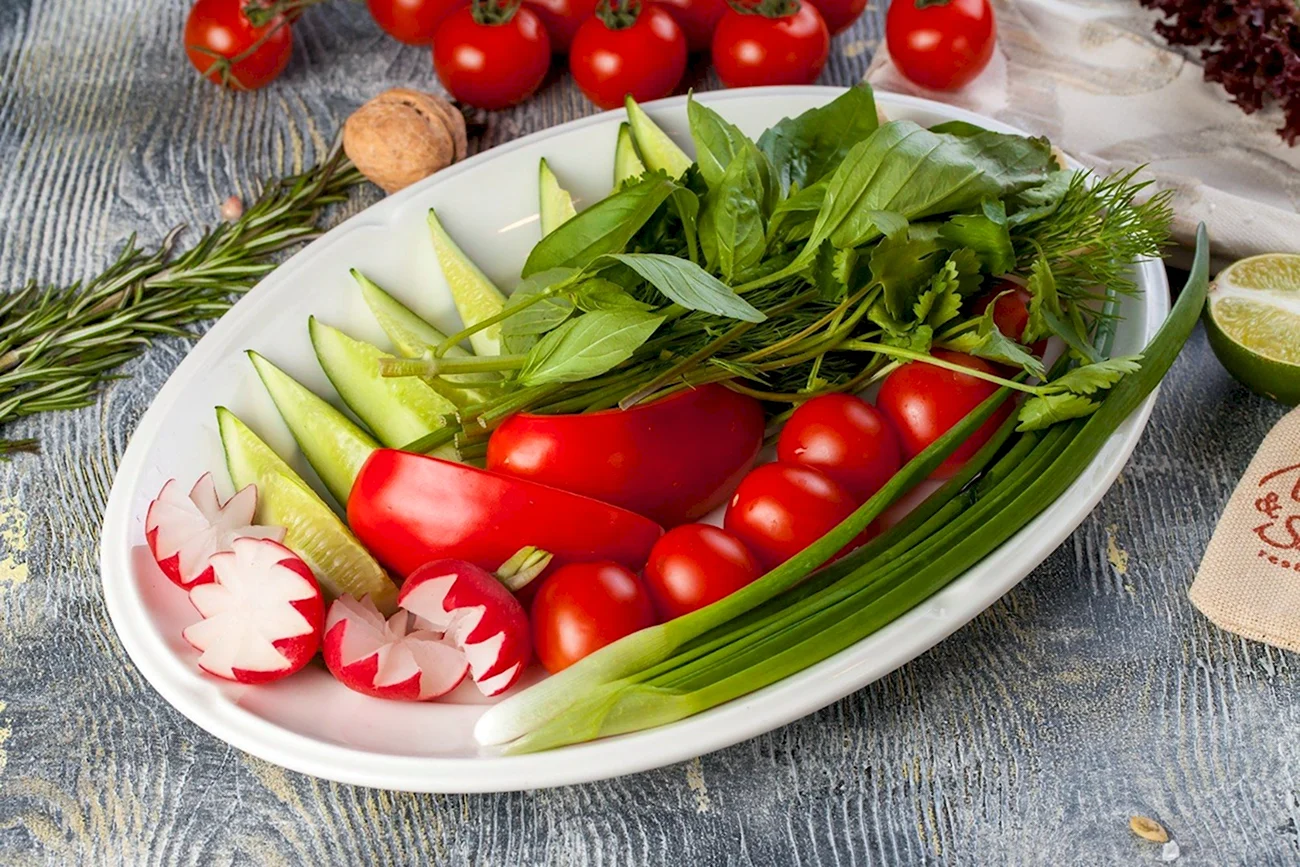 ovoshchnoe-assorti-ogurtsy-cherri-perets-bolgarskii-redis-zelen...-6
