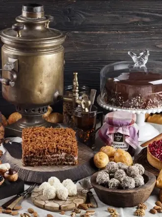 Стол с самоваром и сладостями