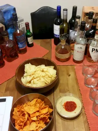 Стол с выпивкой и закуской