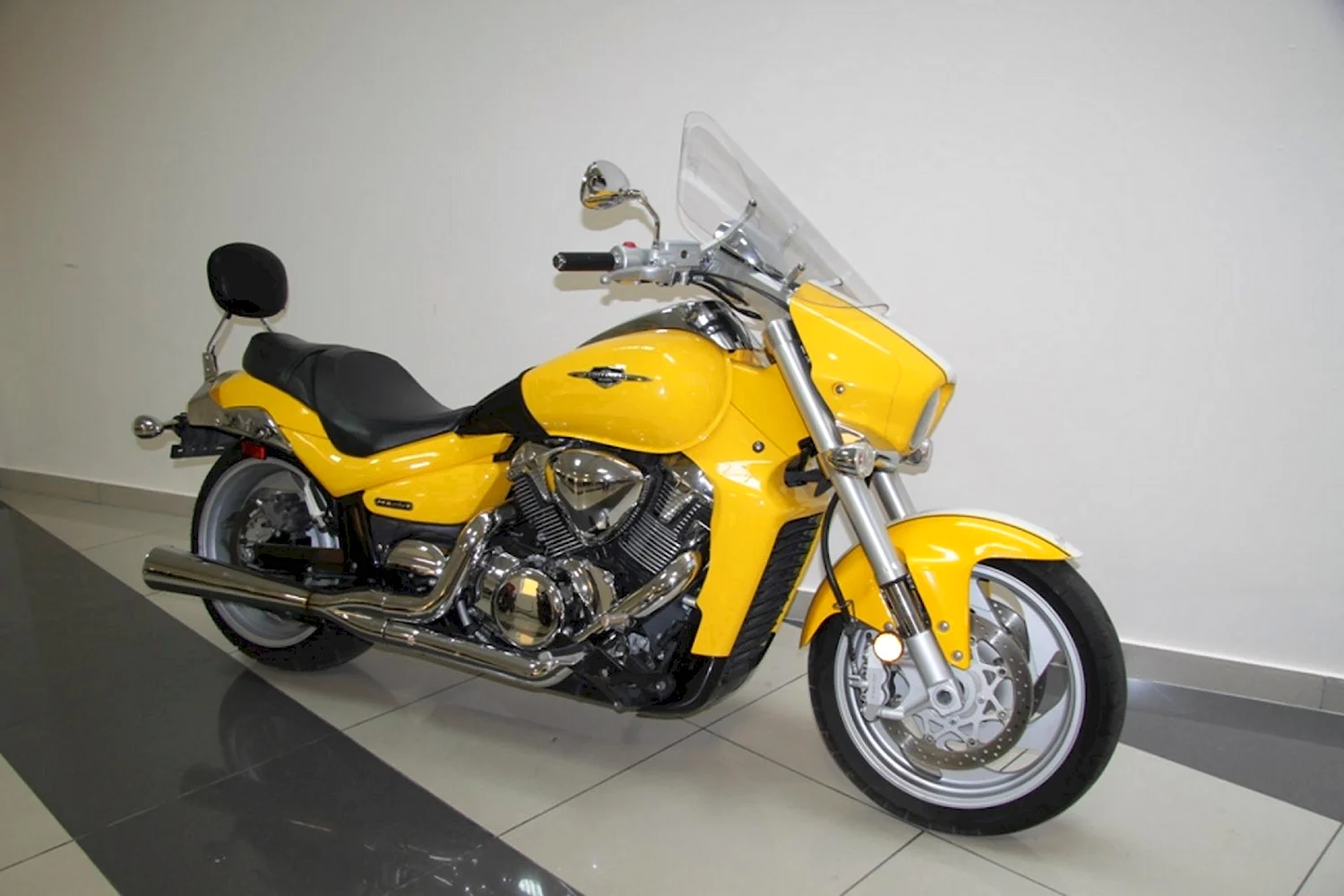 Suzuki Boulevard m109r желтый