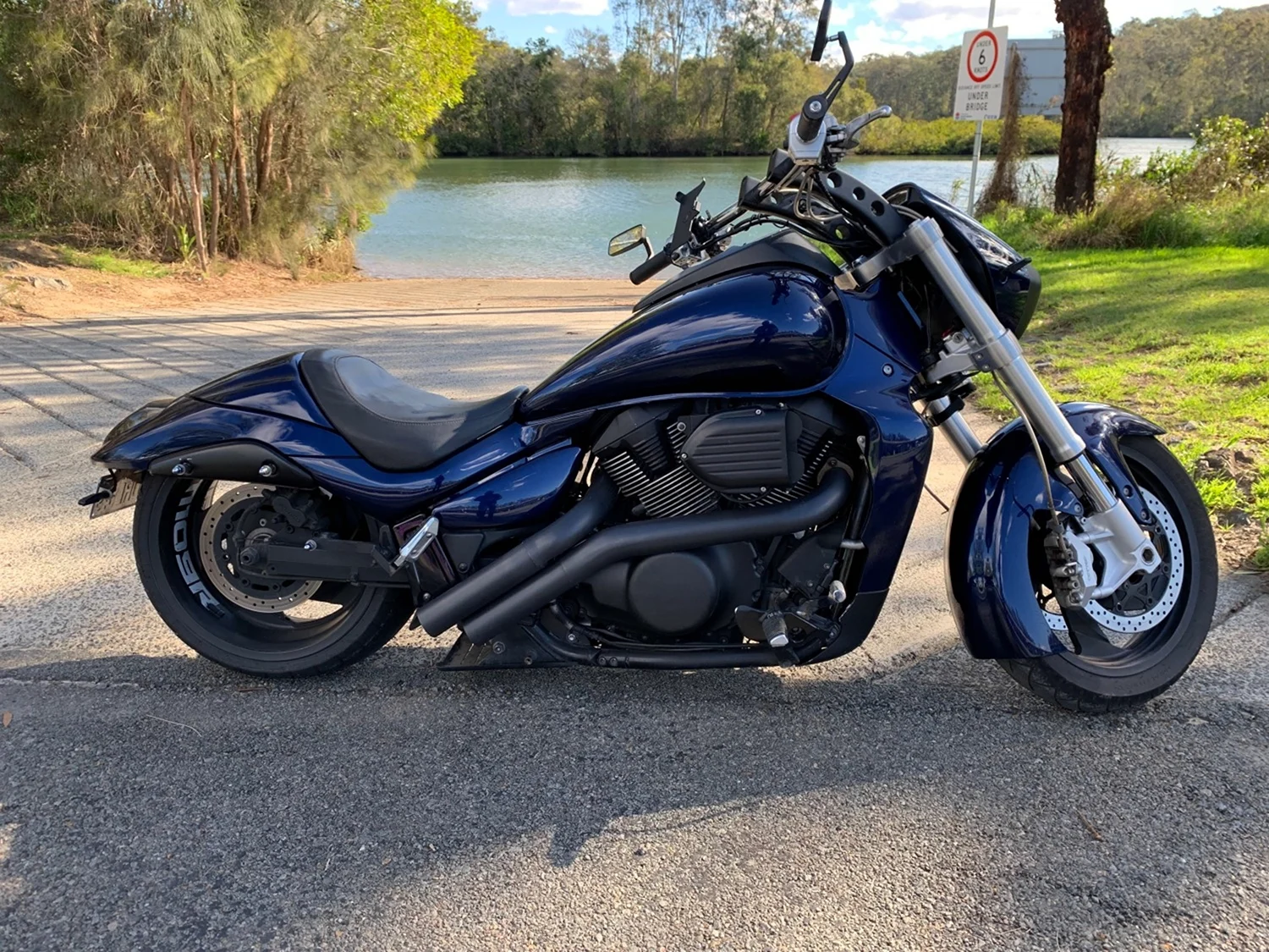 Suzuki m109r 1800