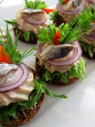 Тартинки с селедкой мировой закусон