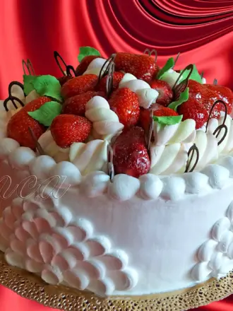 Торт украшенный клубникой и кремом
