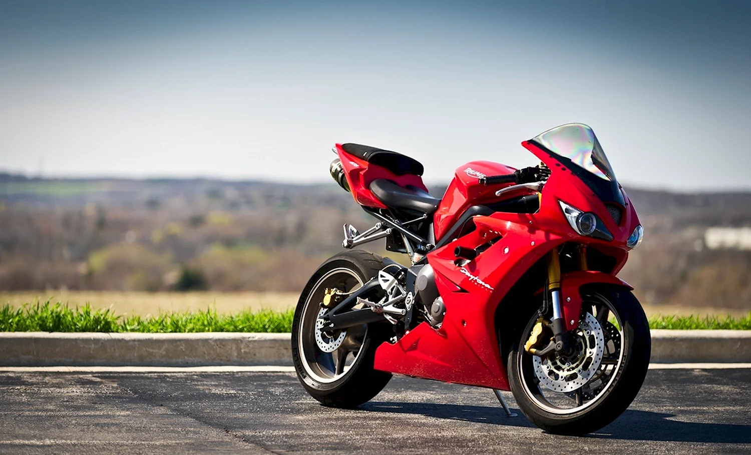 Triumph Daytona 675 красный