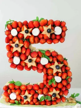 Цифра 8 из фруктов