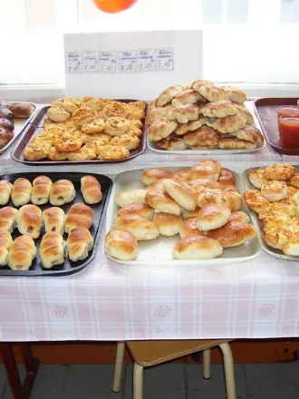 Выпечка в школьной столовой