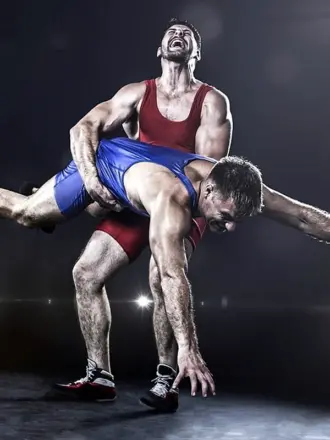 Борцы на темном фоне