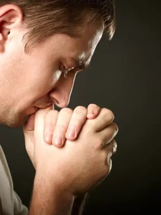 Человек молится