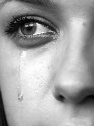 Девушка плачет