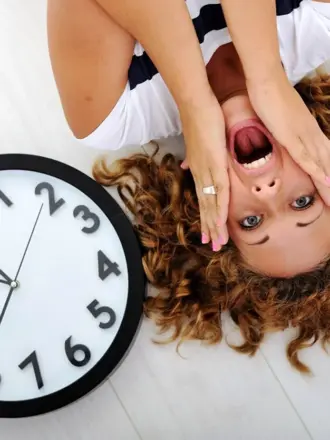 Девушка с часами