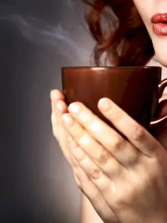 Девушка с кофе