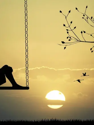 Грустная девочка на качелях