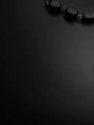 Крест на черном фоне