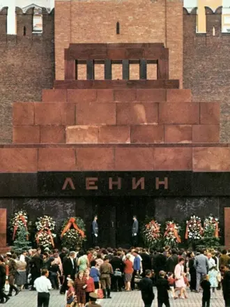 Мавзолей в.и Ленина на красной площади в Москве