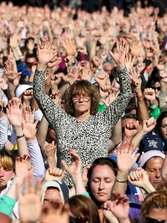 Много людей