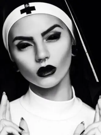 Монашки с крестом