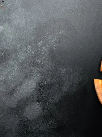 Пицца на черном фоне обложка