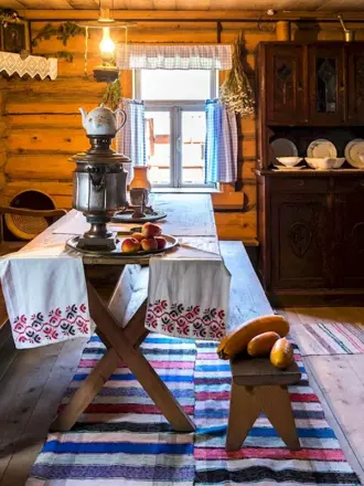 Погодинская изба внутри