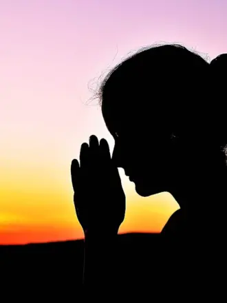 Руки сложены в молитве