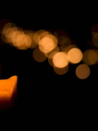 Свеча на темном фоне