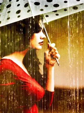 Женщина с зонтиком под дождем