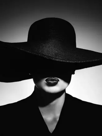 Женщина в шляпе черно белое фото